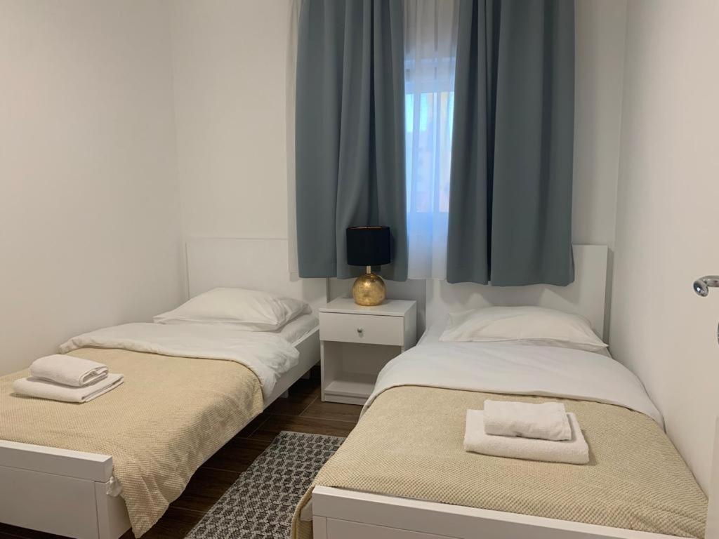 Apartmani Albatros Perusic ภายนอก รูปภาพ