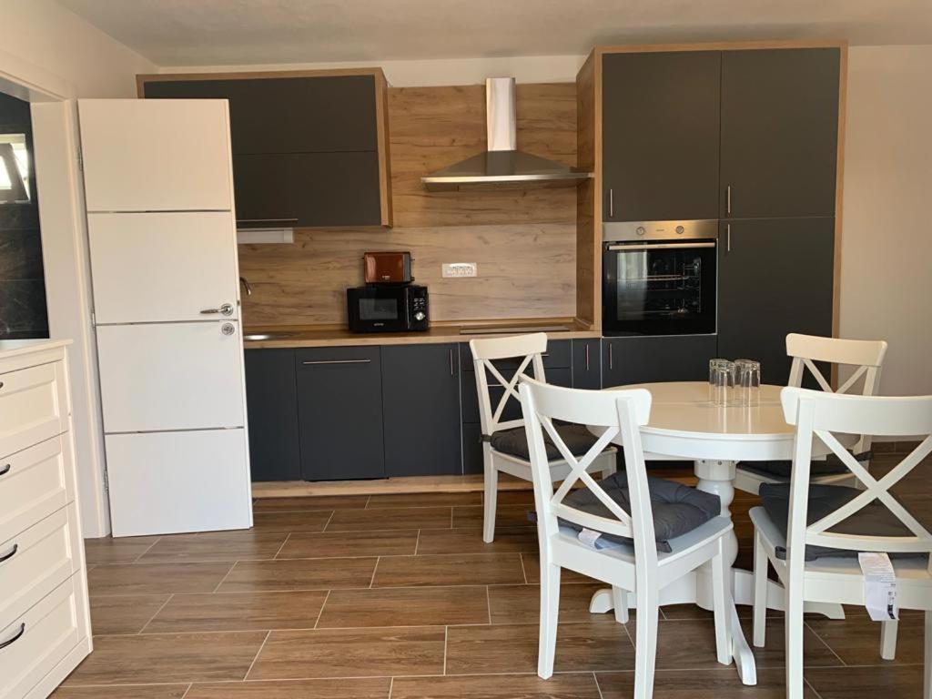 Apartmani Albatros Perusic ภายนอก รูปภาพ