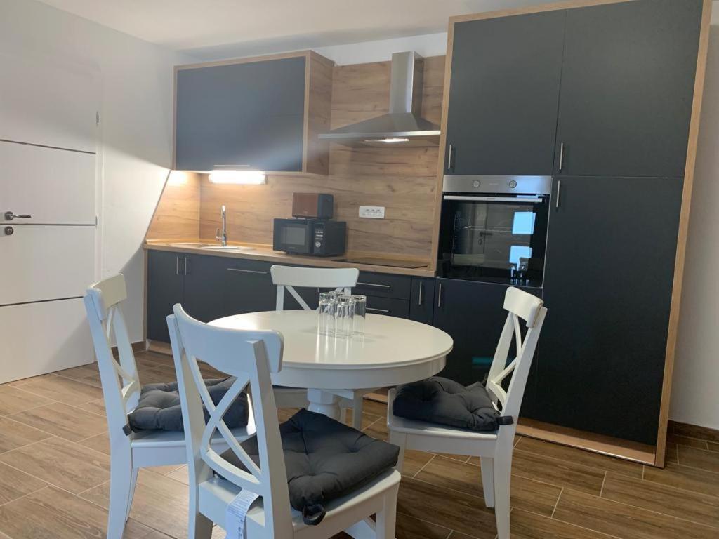 Apartmani Albatros Perusic ภายนอก รูปภาพ