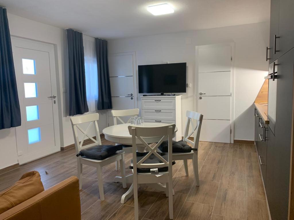 Apartmani Albatros Perusic ภายนอก รูปภาพ